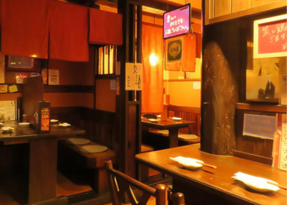 焼き鳥やの店内